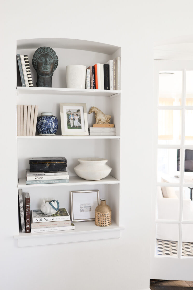 How to Design a Living Room with shelves